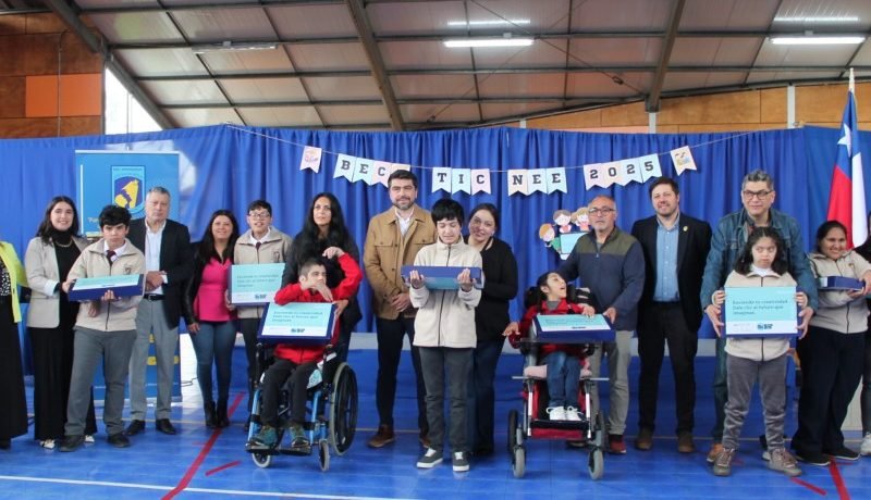 Junaeb fortalece la inclusión con computadores para estudiantes NEE en Los Lagos
