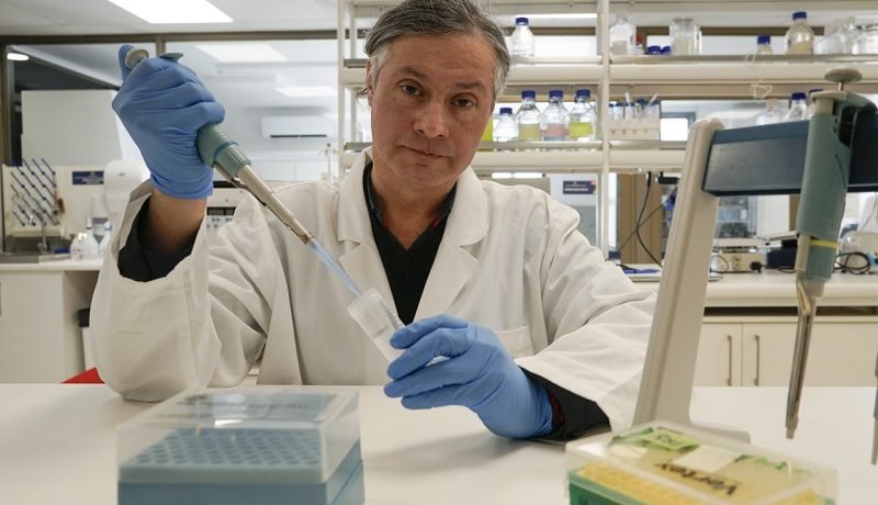 Científico chileno conecta microplásticos con cáncer de mama y nuevo receptor