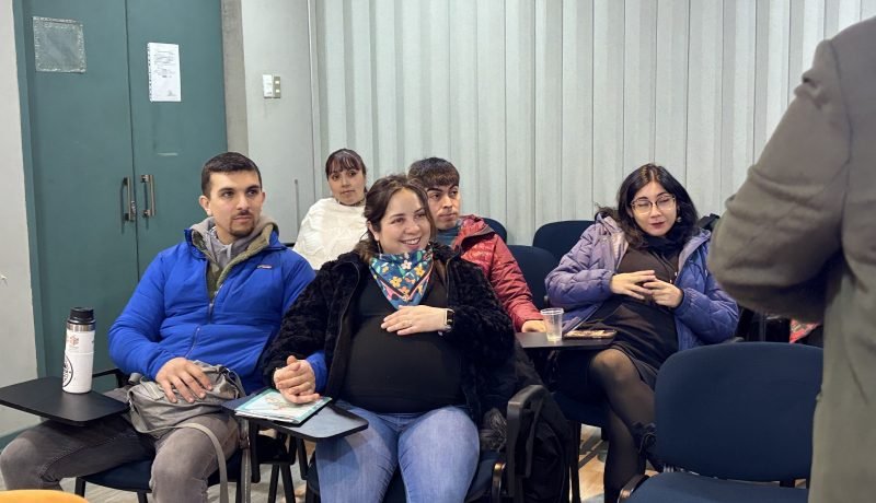 Cesfam Frutillar entrega claves a futuros padres para el cuidado del recién nacido