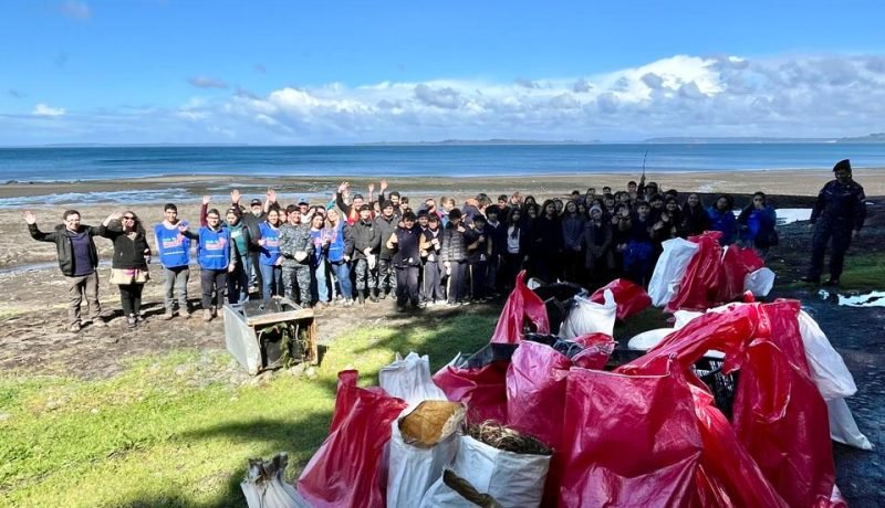 UACh Puerto Montt Lidera Limpieza de Playas en la Región de Los Lagos