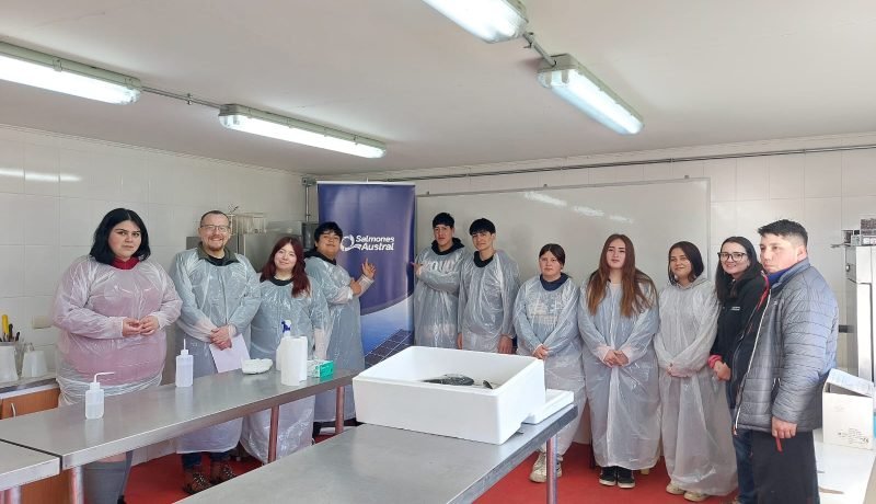 SalmonChile impulsa el futuro laboral de más de 1.300 jóvenes del sur