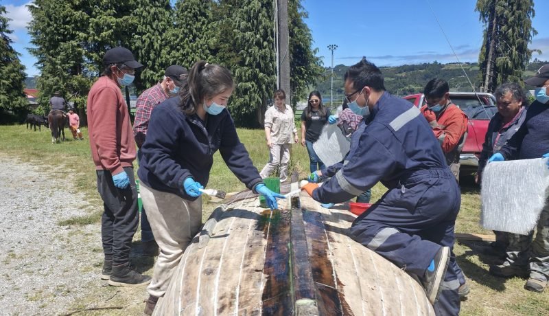 Dalcahue: Pescadores artesanales aprenden técnica de enfibrado para modernizar sus botes