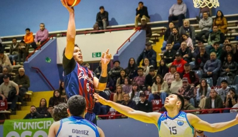 Puerto Varas Basket: Desafío y Reacción en Liga Transición 2025