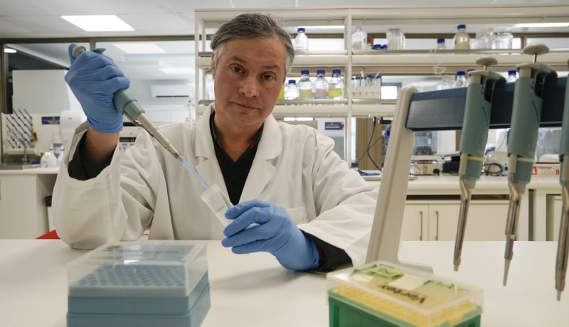 Cáncer de Mama: Dr. Molina y el Vínculo con Microplásticos en Investigación Clave desde Puerto Montt