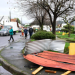 fuertes-vientos-en-puerto-montt-provocan-voladura-de-techos-y-emergencias