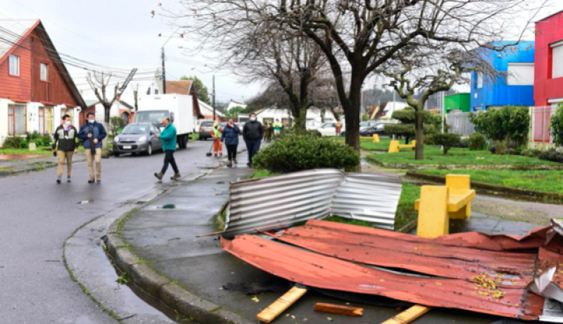 fuertes-vientos-en-puerto-montt-provocan-voladura-de-techos-y-emergencias