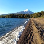 en-la-pintoresca-ciudad-de-frutillar-en-la-region-de-los-lagos-chile-se-encuentra-uno-de-los-cuerpos-de-agua-mas-imponentes-y-hermosos-del-pais-el-lago-llanquihue-este-lago-no-solo-es-un-atractiv