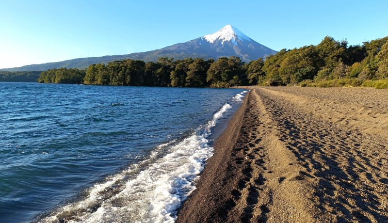 en-la-pintoresca-ciudad-de-frutillar-en-la-region-de-los-lagos-chile-se-encuentra-uno-de-los-cuerpos-de-agua-mas-imponentes-y-hermosos-del-pais-el-lago-llanquihue-este-lago-no-solo-es-un-atractiv