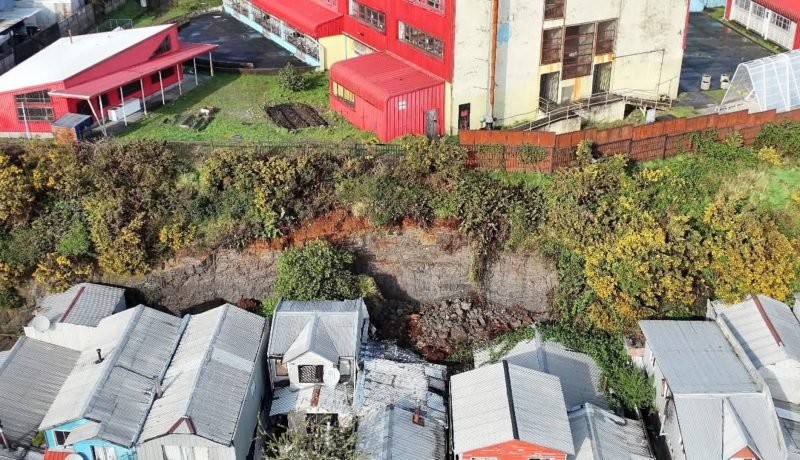 Preocupación en Puerto Montt por Deslizamiento: Serviu Urge Desalojo