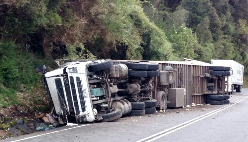 Volcamiento de Camión en Ruta Puyehue: Conductor Lesionado en Accidente Volcamiento de Camión en Ruta Puyehue: Conductor Lesionado en Accidente