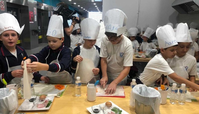 Docentes de Osorno usan cooking show para promover el chorito en colegios