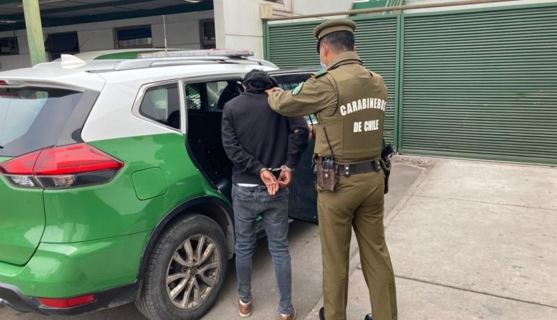 Investigan femicidio en Castro: Hallan a mujer apuñalada en auto chocado