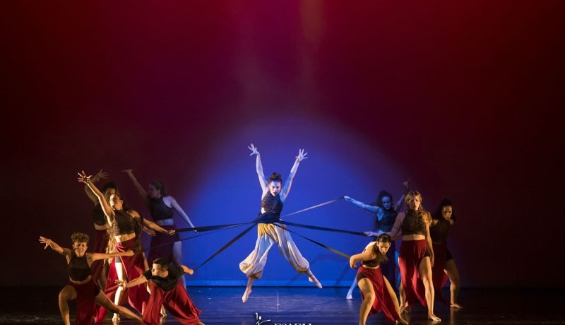 Calbuco destaca en FILSA 2025: Academia Vibra Sur cautiva con su danza "Aguas Azules"