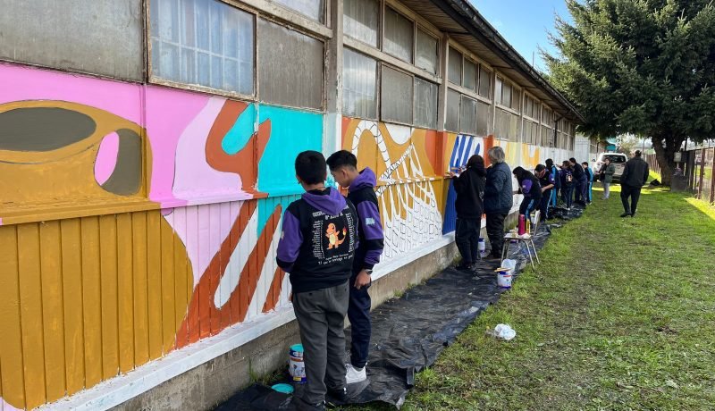 Escuela Angelmó de Puerto Montt presenta mural que une arte y comunidad