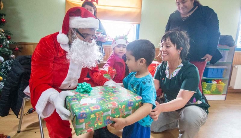 UACh Puerto Montt realiza exitosa campaña navideña para niños de Escuela Cayenel