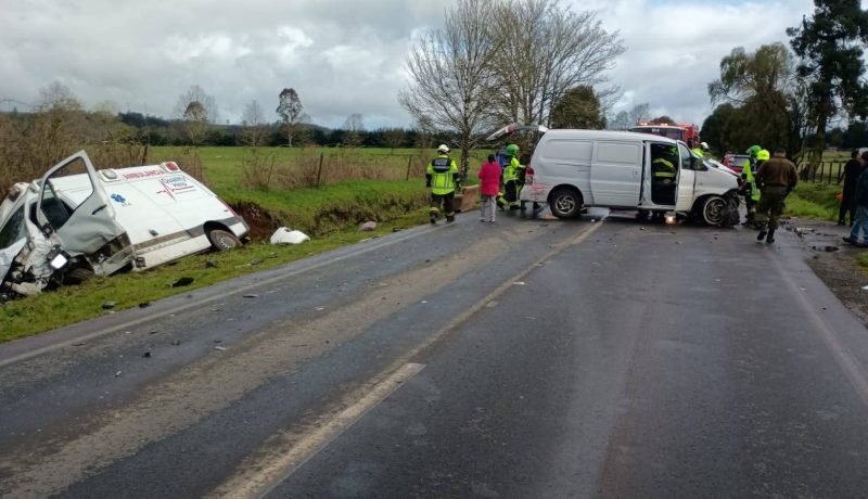 accidente-de-ambulancia-en-ruta-v-30-colision-y-volcamiento-en-fresia-los-lagos