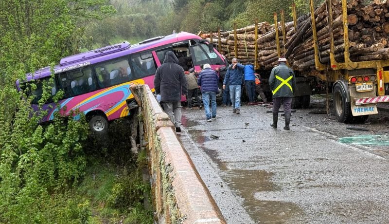 Accidente en Puente Maullín 5: Seis Lesionados y Ruta V-60 Cortada en Los Lagos Accidente en Puente Maullín 5: Seis Lesionados y Ruta V-60 Cortada en Los Lagos