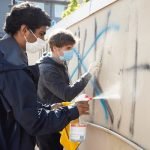 jovenes-borran-grafitis-en-puerto-montt-por-orden-judicial