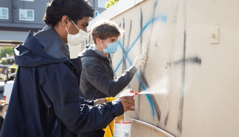 jovenes-borran-grafitis-en-puerto-montt-por-orden-judicial