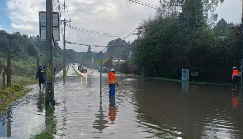 puerto-montt-calle-regimiento-anegada-por-lluvias-alerta-por-temporal
