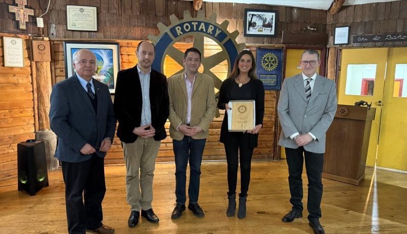 rotary-puerto-varas-rinde-homenaje-a-hardy-schaefer-kinzel-en-dia-del-periodista