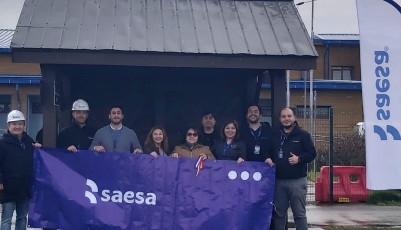 saesa-ilumina-paradero-de-cesfam-en-puerto-varas-mas-seguridad-y-confort