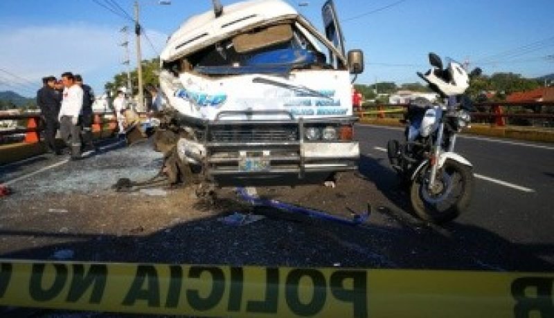 tragedia-en-ancud-colision-fatal-en-ruta-5-sur-deja-dos-muertos-y-20-heridos