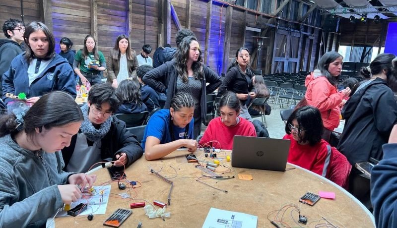 Estudiantes de Puerto Varas crean robots exploradores en Bootcamp de la UDD