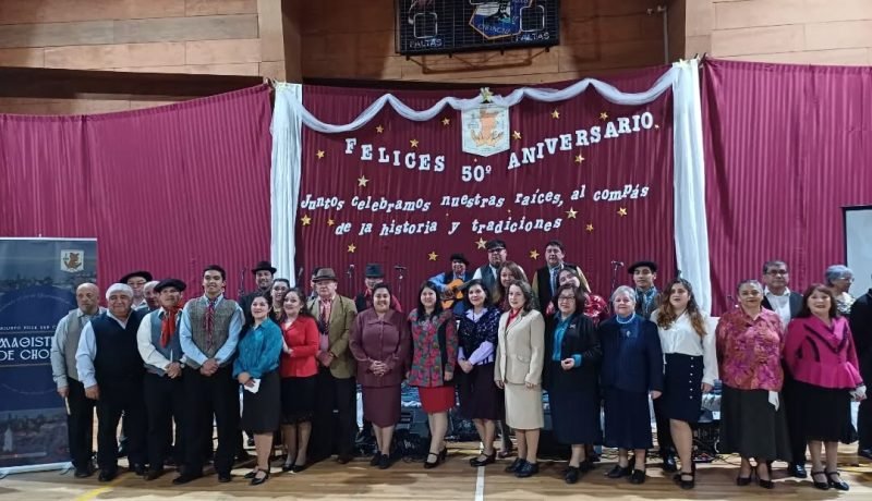 Conjunto Folclórico "Villa San Carlos" de Chonchi celebra 50 años de legado cultural