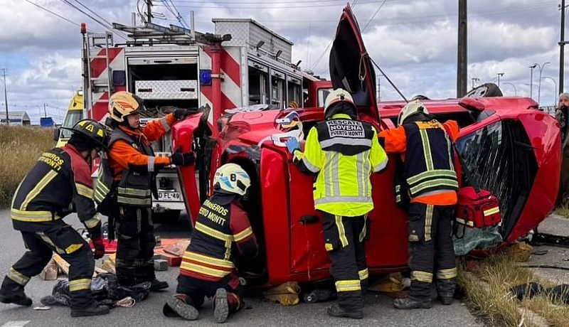 Complejo rescate de mujer tras volcamiento en Alto Bonito, Puerto Montt