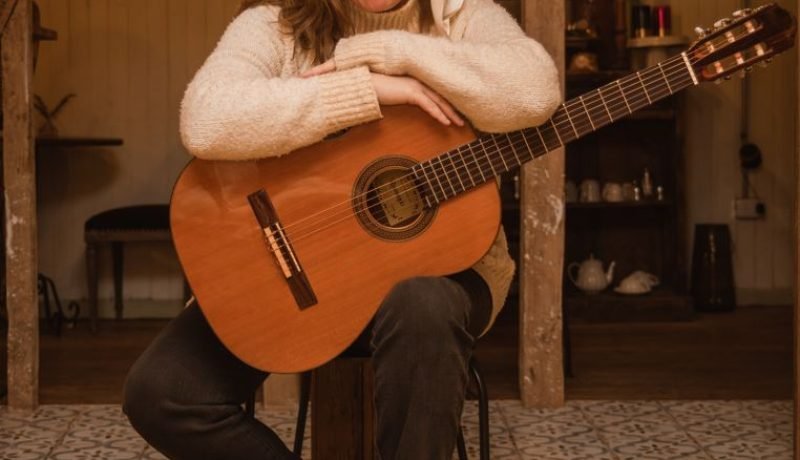 caro-guttmann-de-chiloe-gana-premio-margot-loyola-con-adolescencia