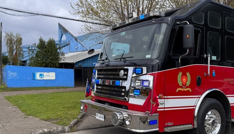 Principio de Incendio en Escuela de Osorno: Bomberos Controlan Emergencia Principio de Incendio en Escuela de Osorno: Bomberos Controlan Emergencia