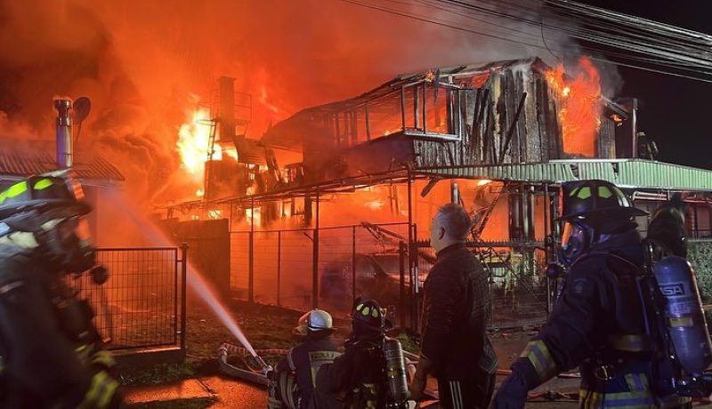 incendio-en-frutillar-cuatro-viviendas-afectadas-en-vista-hermosa